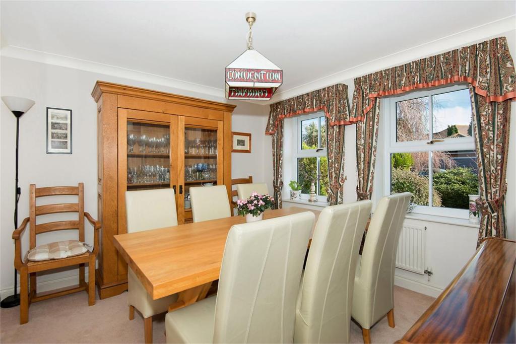5 bedroom detached house for sale in Underwood Close, CANTERBURY, Kent, CT4