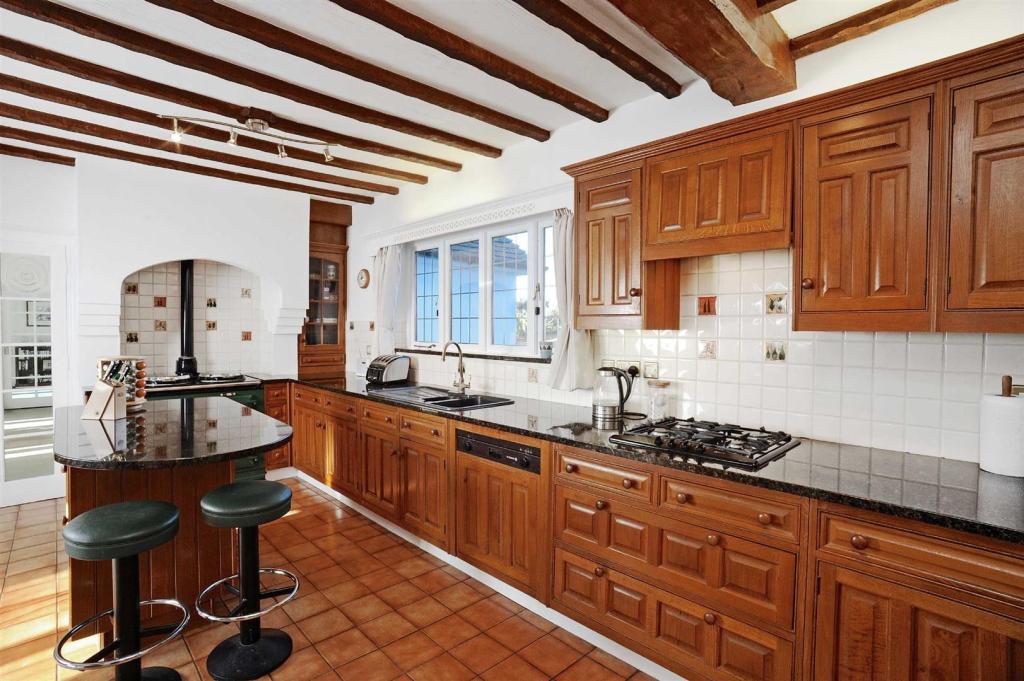 6 bedroom detached house for sale in Mears Ashby Road, Earls Barton, NN6