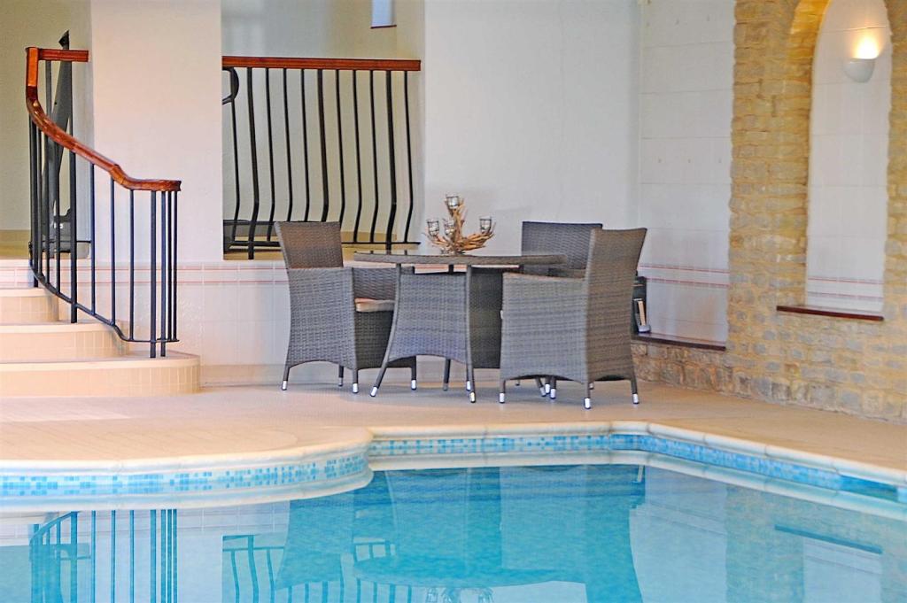 6 bedroom detached house for sale in Mears Ashby Road, Earls Barton, NN6