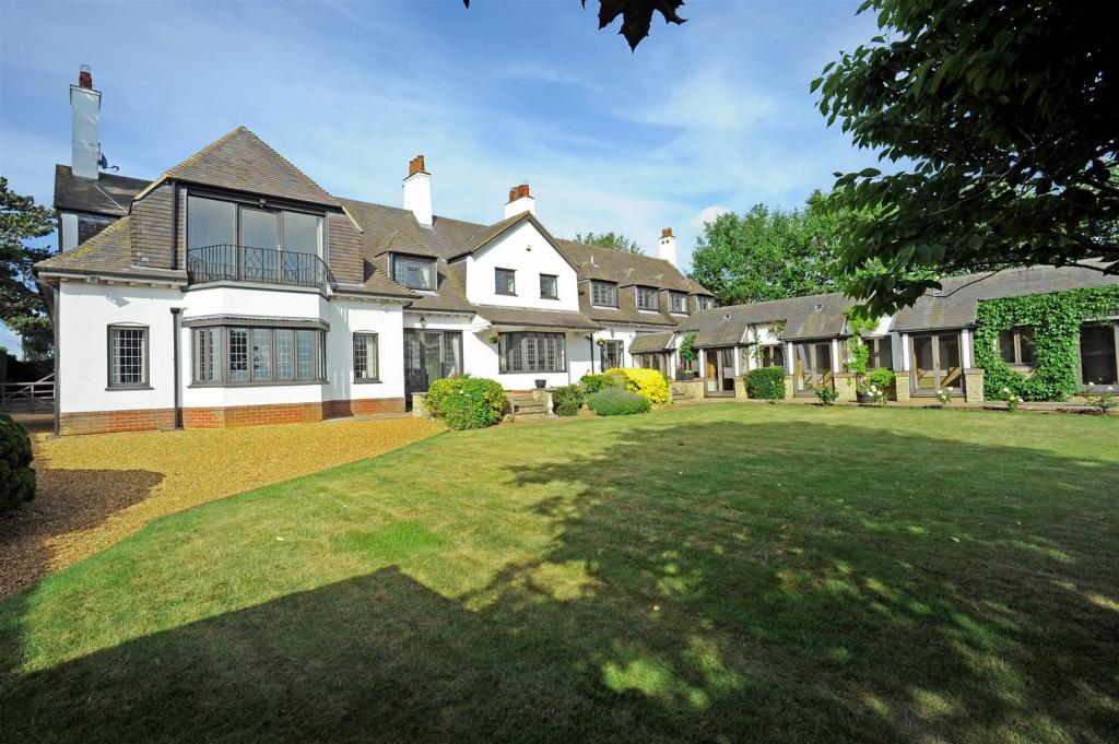 6 bedroom detached house for sale in Mears Ashby Road, Earls Barton, NN6