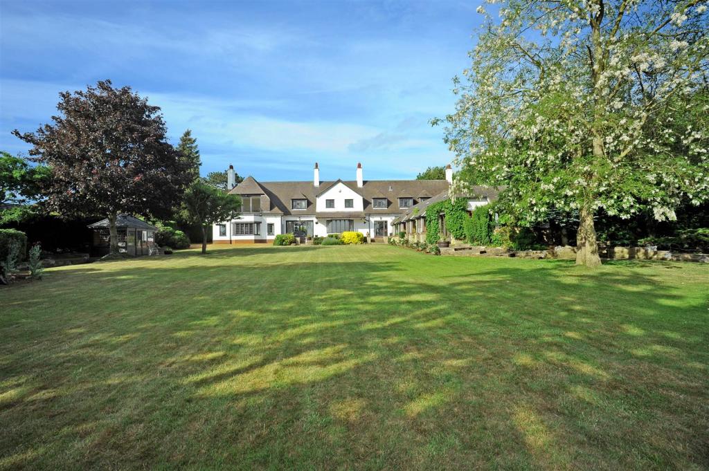 6 bedroom detached house for sale in Mears Ashby Road, Earls Barton, NN6