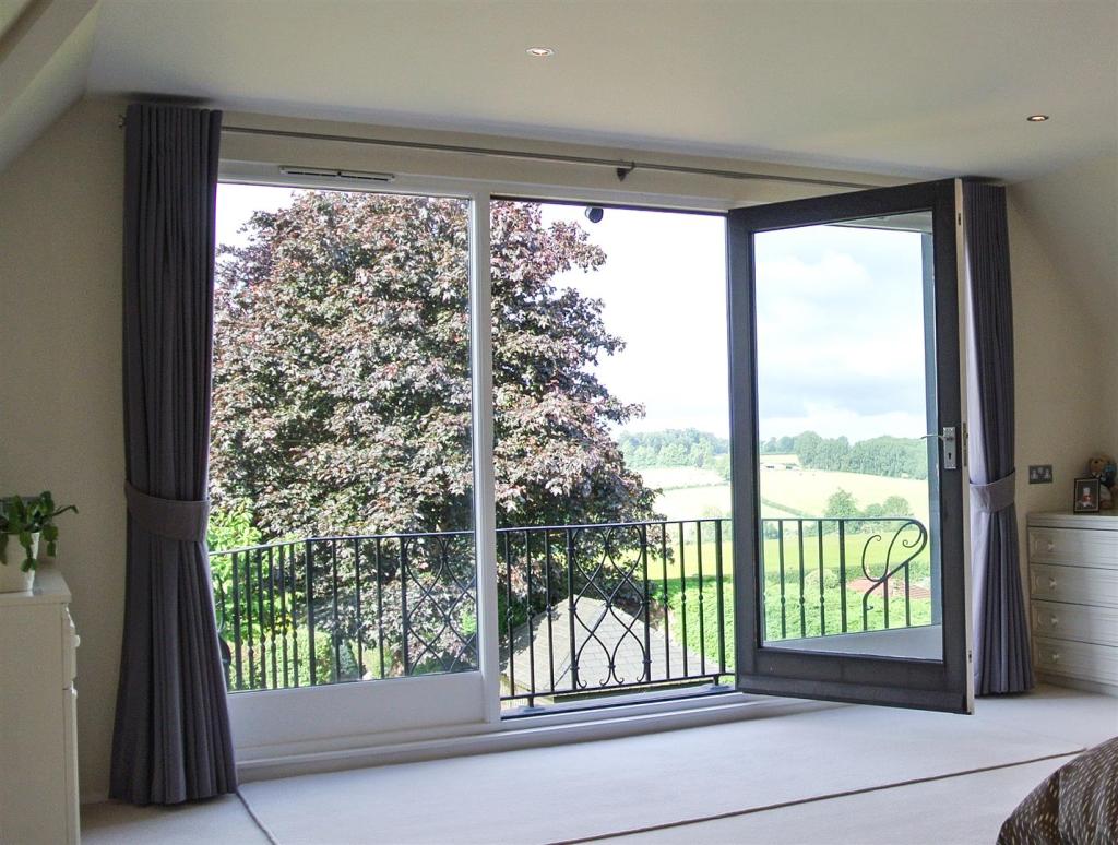 6 bedroom detached house for sale in Mears Ashby Road, Earls Barton, NN6