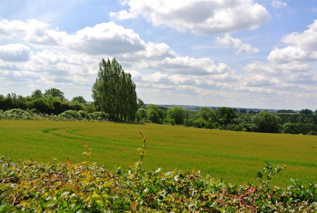 6 bedroom detached house for sale in Mears Ashby Road, Earls Barton, NN6