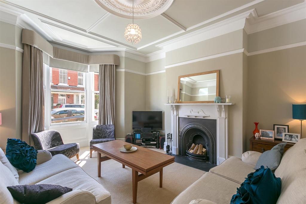 4 bedroom terraced house for sale in Kingswood Avenue, High West