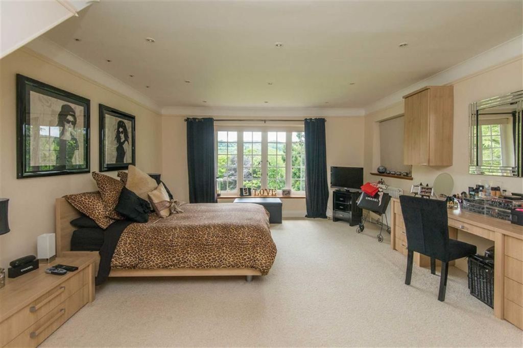 6 bedroom detached house for sale in Woodfall House, Smallfield Lane