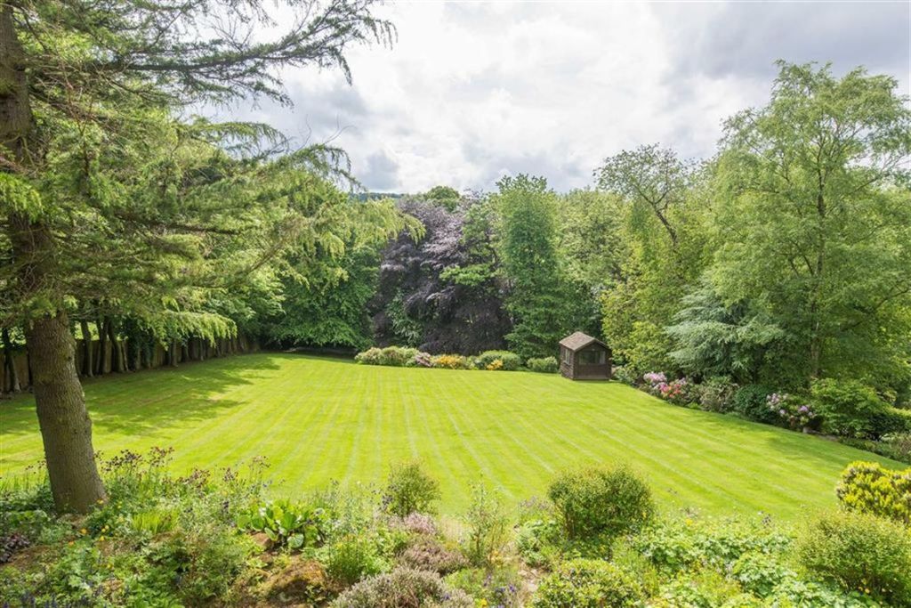 6 bedroom detached house for sale in Woodfall House, Smallfield Lane