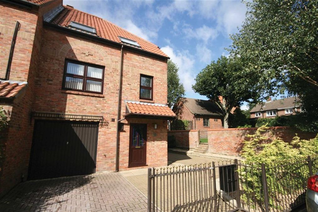 4 bedroom town house for sale in Wainwell Mews, Lincoln, Lincolnshire, LN2