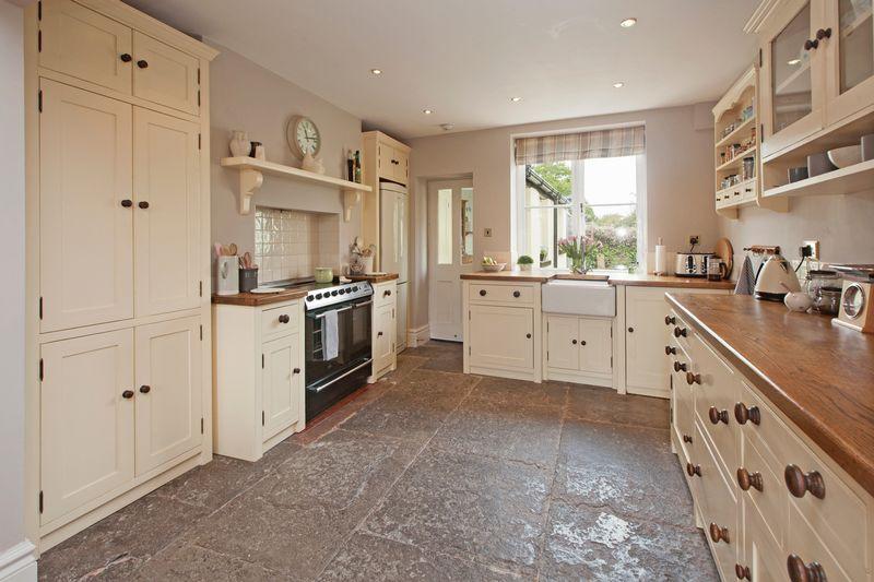 4 bedroom terraced house for sale in STAPLEGROVE ROAD, TA1