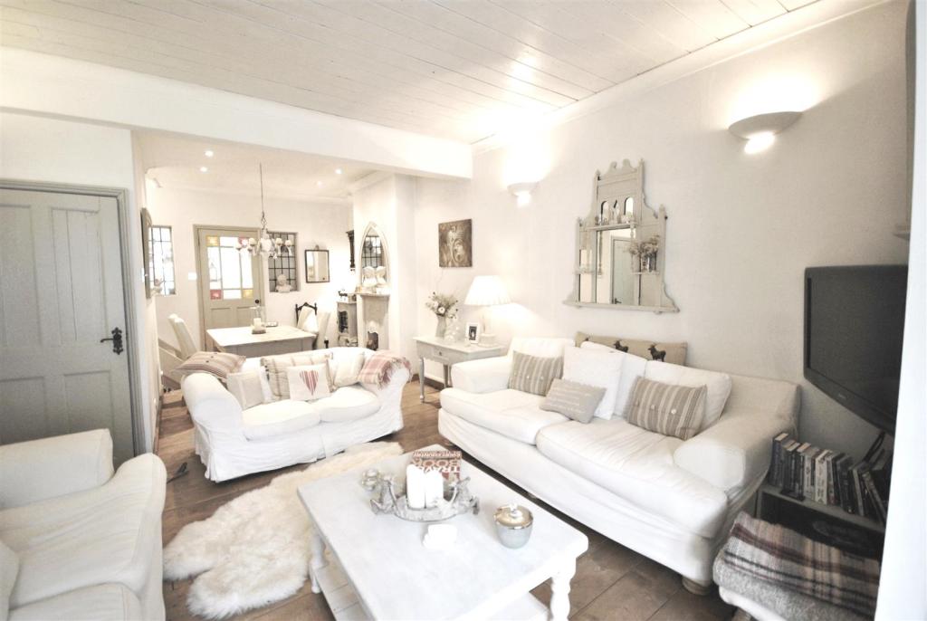 3 bedroom semidetached house for sale in Charles Street, Tring, HP23