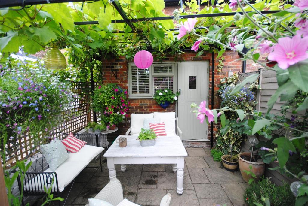 3 bedroom semidetached house for sale in Charles Street, Tring, HP23