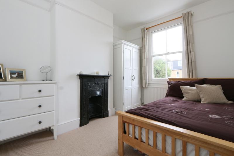 3 bedroom terraced house to rent in Prince Avenue, Raynes Park