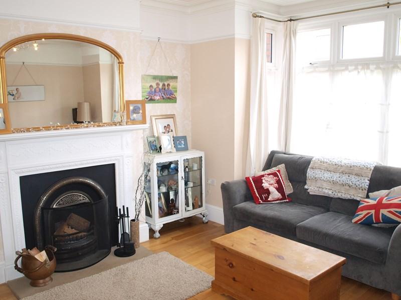 5 bedroom link detached house for sale in Browning Road, Enfield, EN2