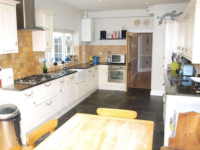 5 bedroom link detached house for sale in Browning Road, Enfield, EN2