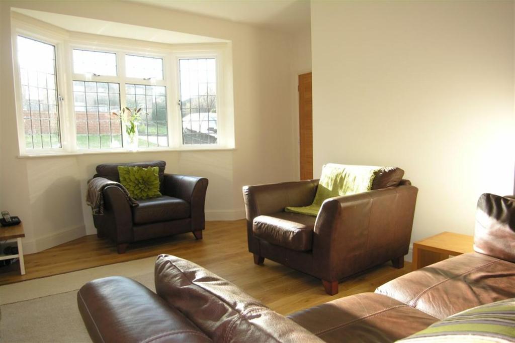 4 bedroom semidetached house for sale in Kindersley Way, Abbots