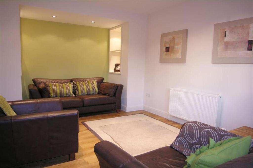 4 bedroom semidetached house for sale in Kindersley Way, Abbots