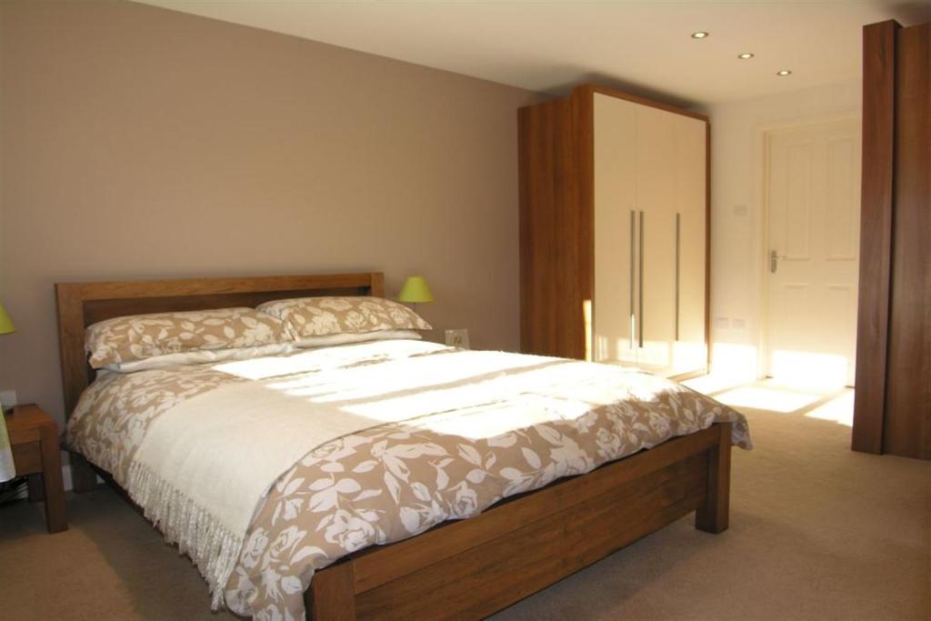 4 bedroom semidetached house for sale in Kindersley Way, Abbots