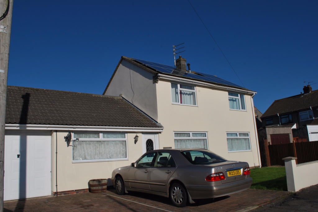 4 bedroom detached house for sale in Heathcote Drive, Coalpit Heath