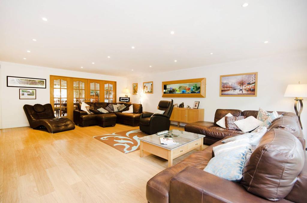 5 bedroom house for sale in Broadwood Avenue, Ruislip, HA4, HA4