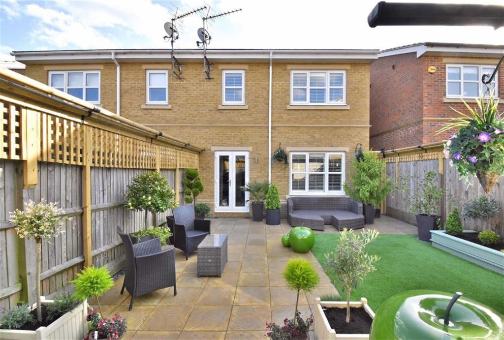 3 bedroom semidetached house for sale in Farleigh Avenue, Hayes, Kent, BR2
