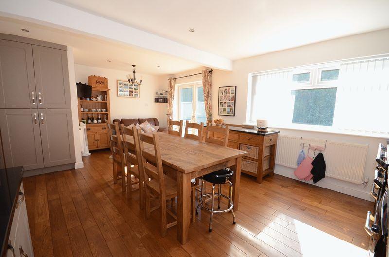 4 bedroom semidetached house for sale in Badgers Close, Christleton