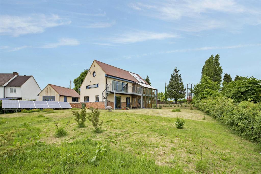 4 bedroom detached house for sale in Cropthorne, Pershore