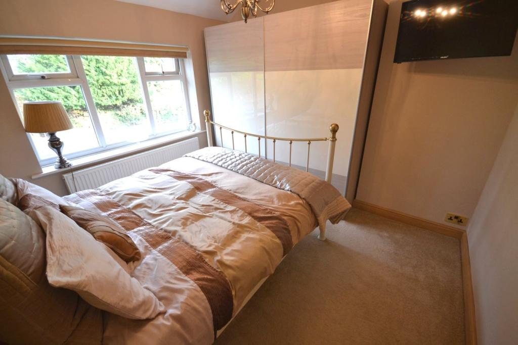 4 bedroom semidetached house for sale in Chester Road, Macclesfield, SK11