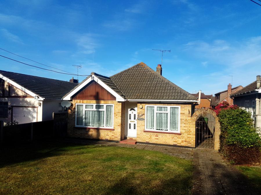 2 bedroom bungalow for sale in London Road, Wickford, Essex, SS12