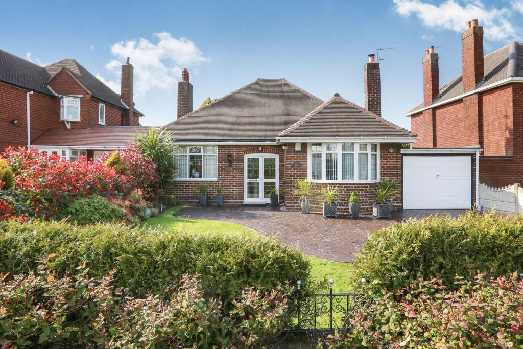 3 bedroom bungalow for sale in Wolverhampton Road West, Walsall, West