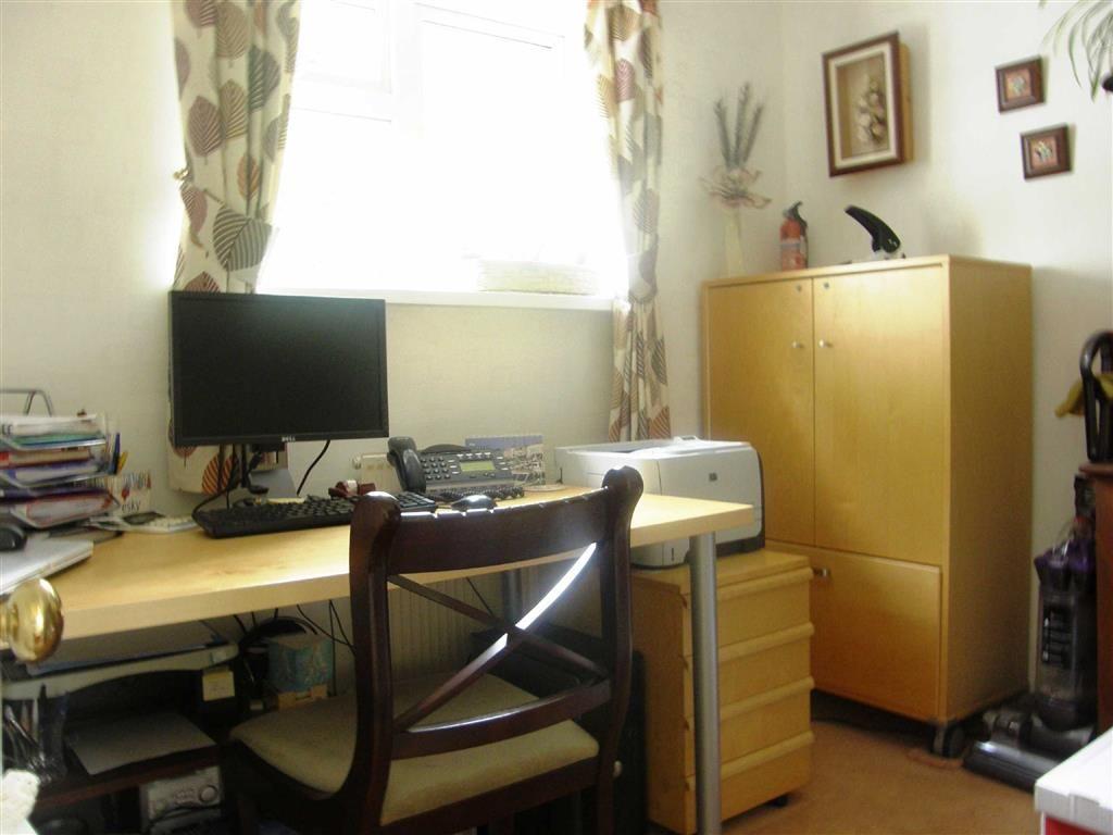 3 bedroom semidetached house for sale in Broadwaters Drive