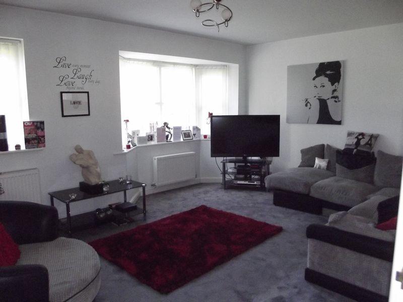 4 bedroom detached house for sale in Winterbourne Close, Smallwood