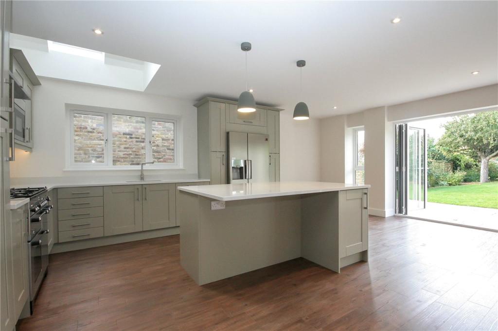 4 bedroom detached house for sale in Paddock Wood, Harpenden, Hertfordshire, AL5