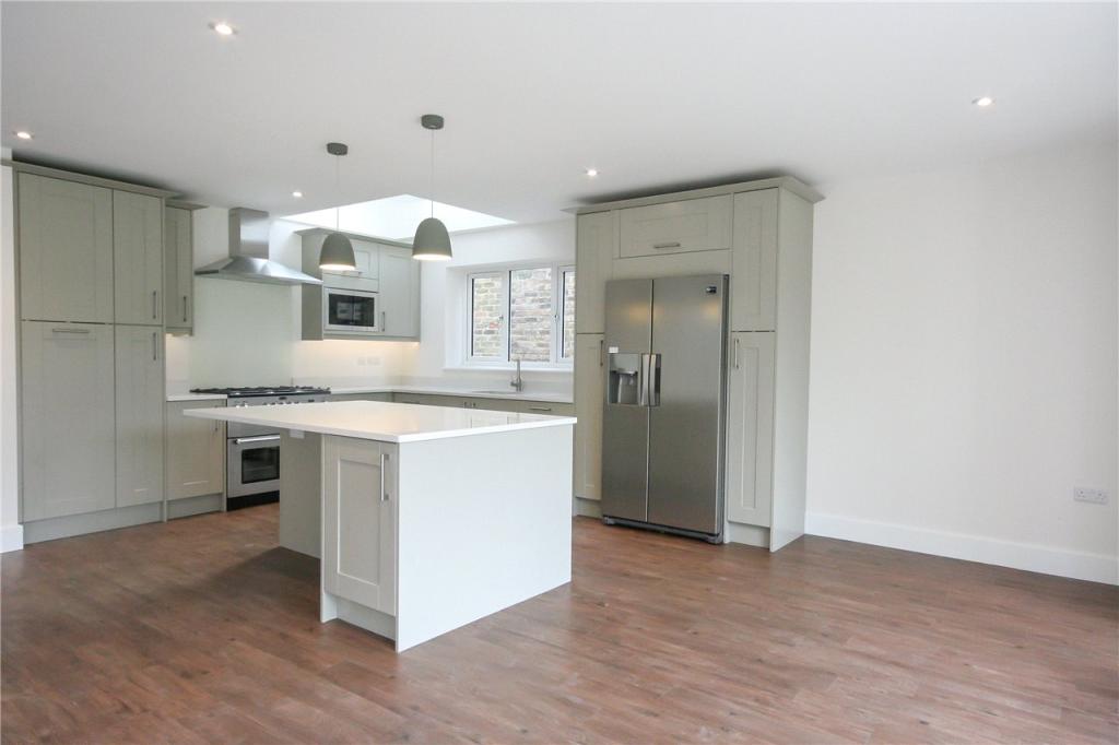 4 bedroom detached house for sale in Paddock Wood, Harpenden