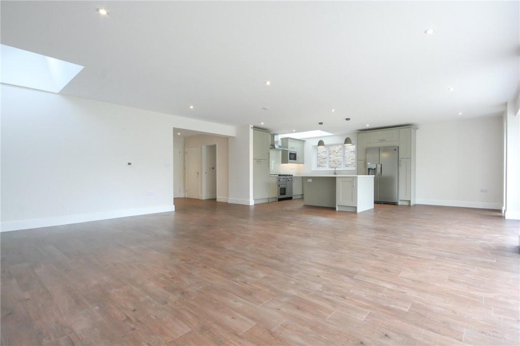 4 bedroom detached house for sale in Paddock Wood, Harpenden, Hertfordshire, AL5