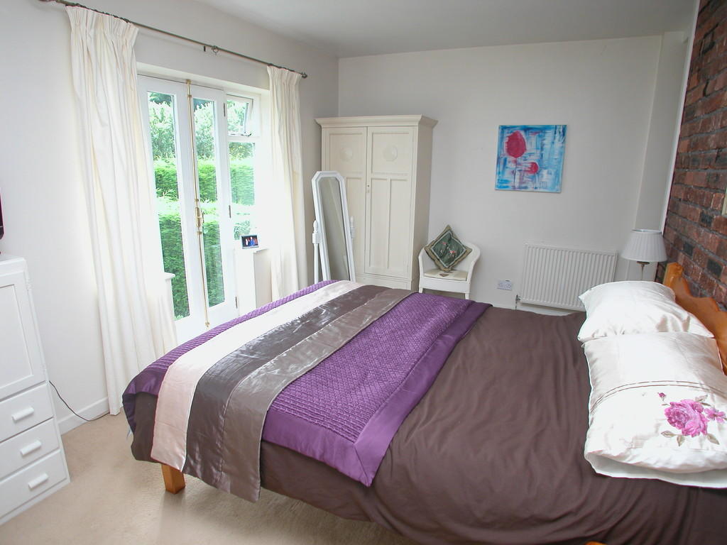 4 bedroom semidetached house for sale in Neston Road, Burton, CH64