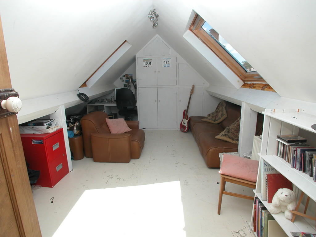 4 bedroom semidetached house for sale in Neston Road, Burton, CH64