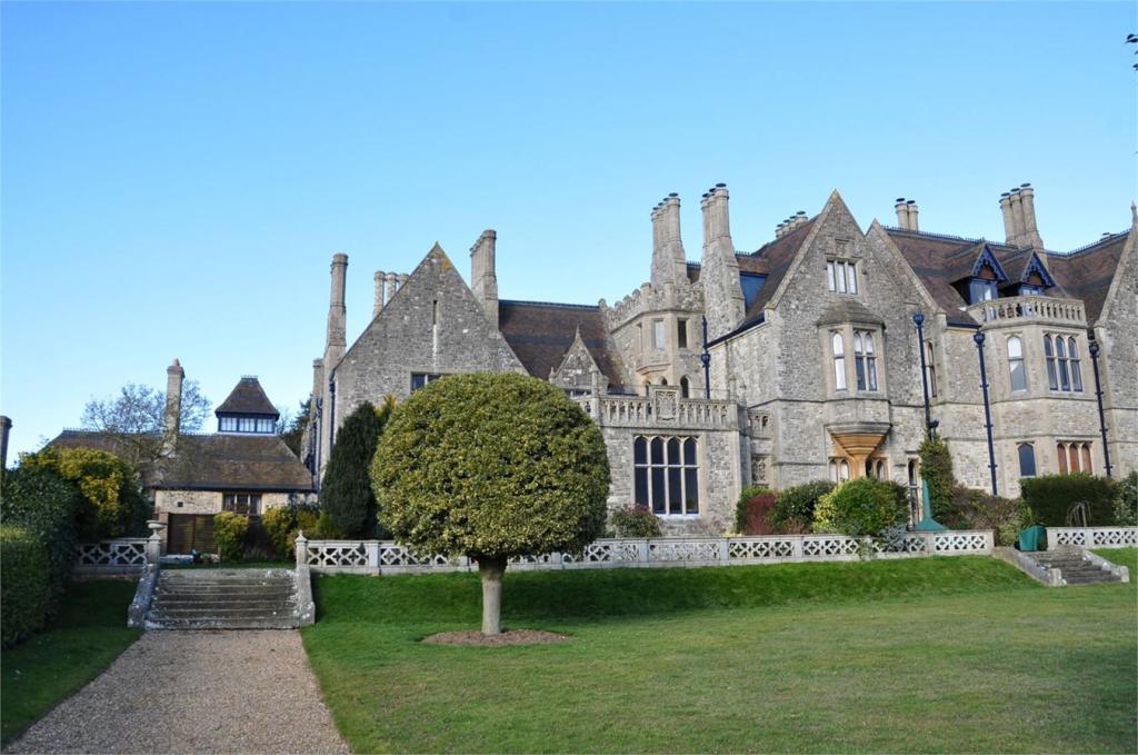 4 bedroom manor house for sale in Hassobury, Farnham, Nr