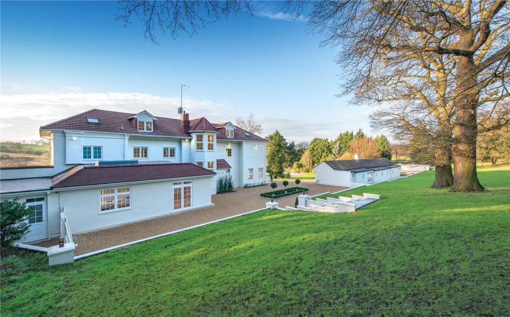 6 bedroom detached house for sale in West End Lane, Essendon