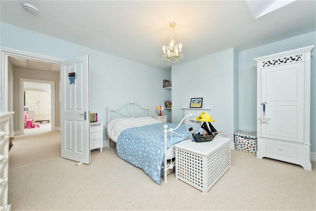 6 bedroom semidetached house for sale in Bath Road, Old Town, Old Town