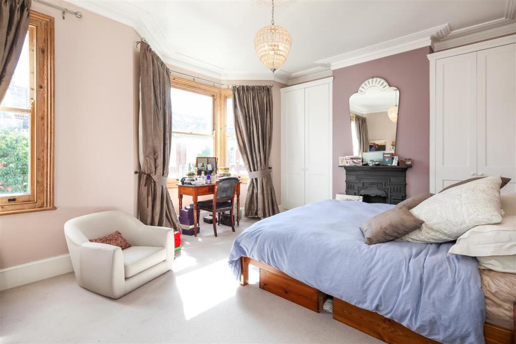 5 bedroom terraced house to rent in Stormont Road, SW11, SW11