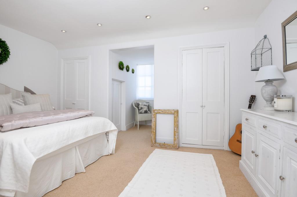 4 bedroom end of terrace house for sale in Quentin Road London SE13, SE13