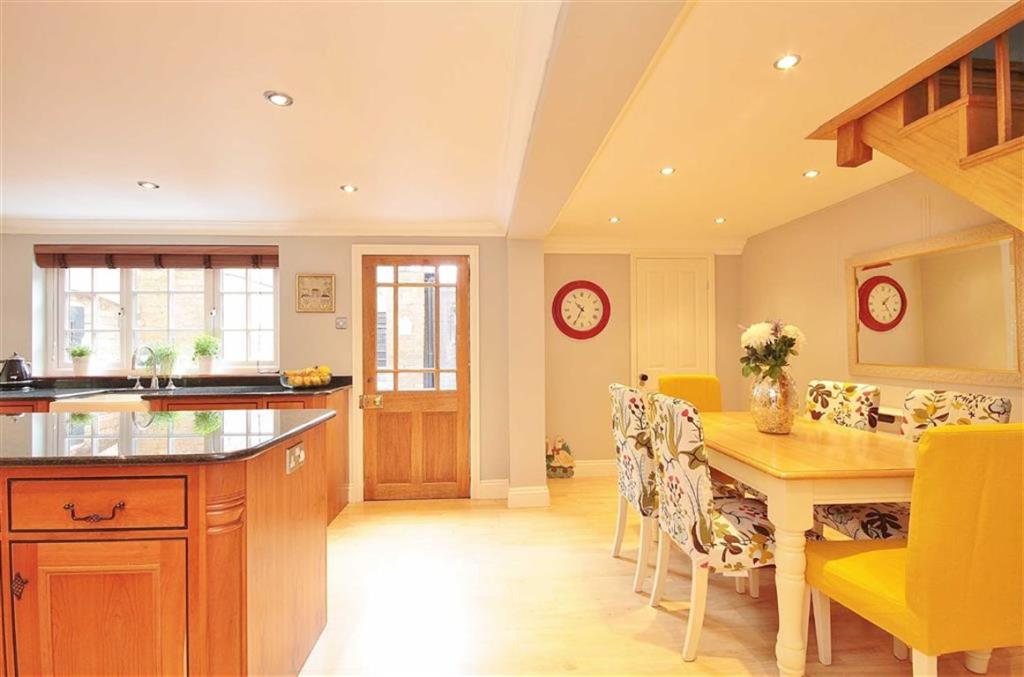 4 bedroom town house for sale in Oxford Road, Banbury, OX16