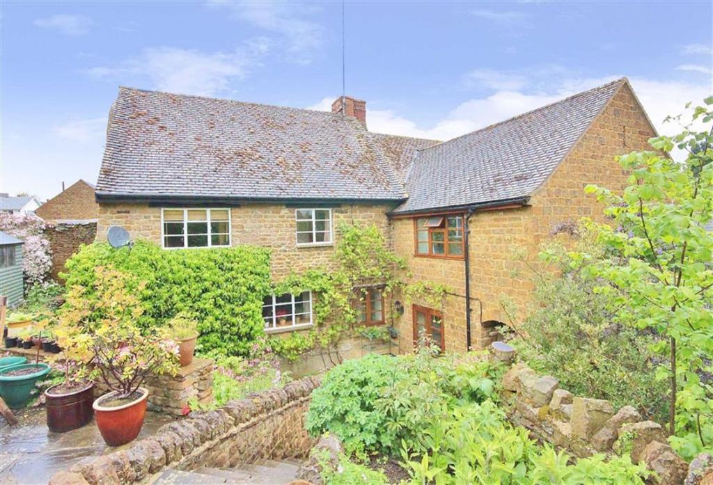 4 bedroom detached house for sale in Ivy Lane, Shutford, OX15