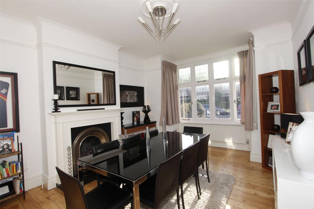 4 bedroom semidetached house for sale in Highworth Avenue, Cambridge, CB4