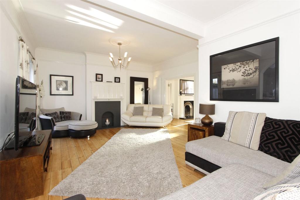 4 bedroom semidetached house for sale in Highworth Avenue, Cambridge, CB4