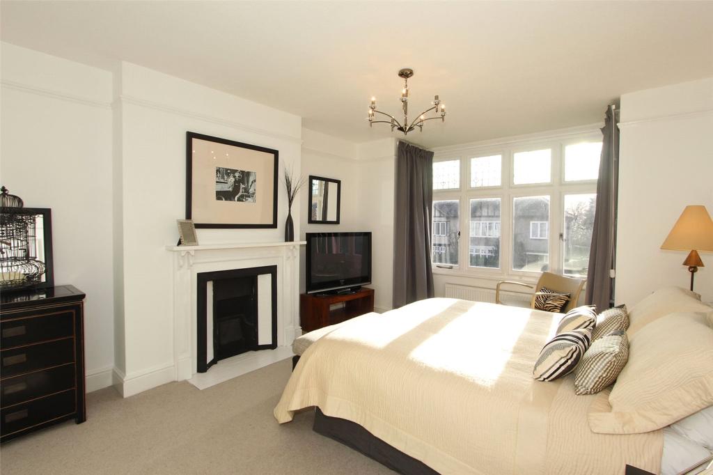 4 bedroom semidetached house for sale in Highworth Avenue, Cambridge, CB4