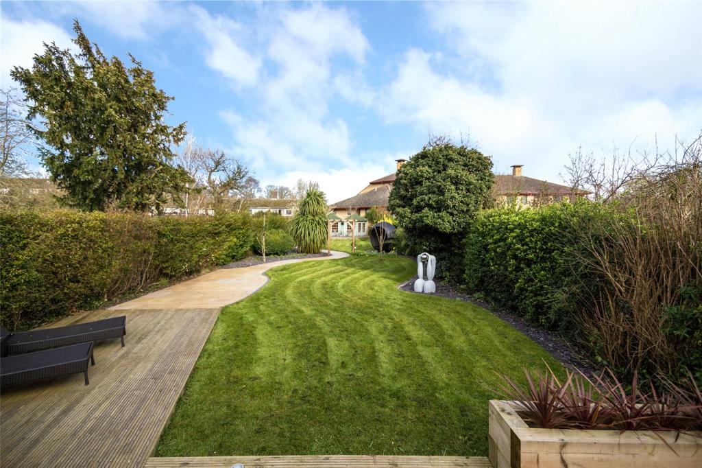 4 bedroom semidetached house for sale in Highworth Avenue, Cambridge, CB4