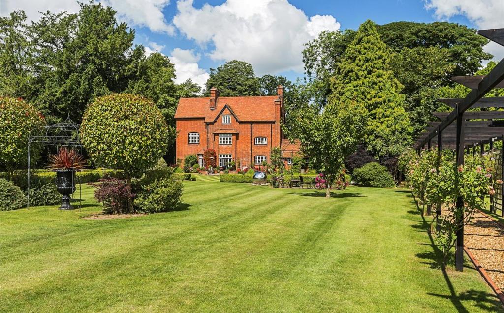 6 bedroom detached house for sale in Main Street, StowcumQuy