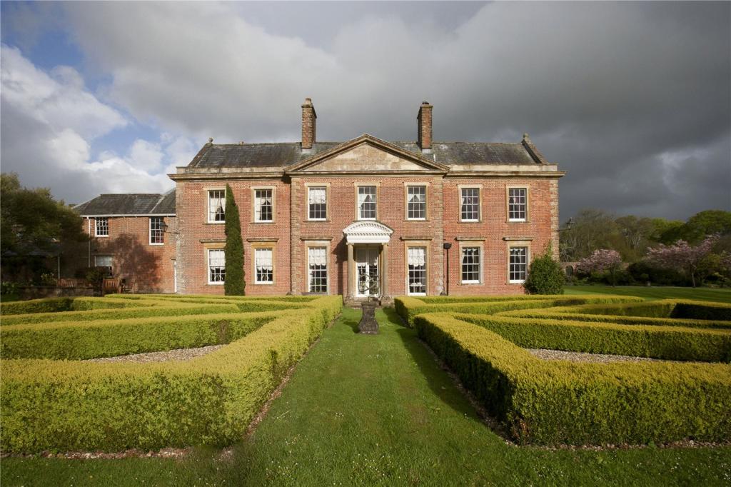 7 bedroom detached house for sale in Avishays, South