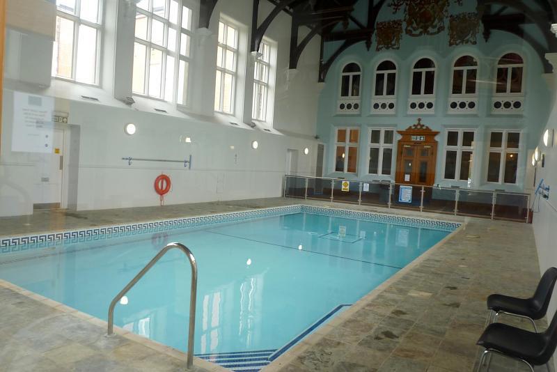 1 bedroom flat to rent in Helena House, Royal Earlswood Park, Redhill, RH1