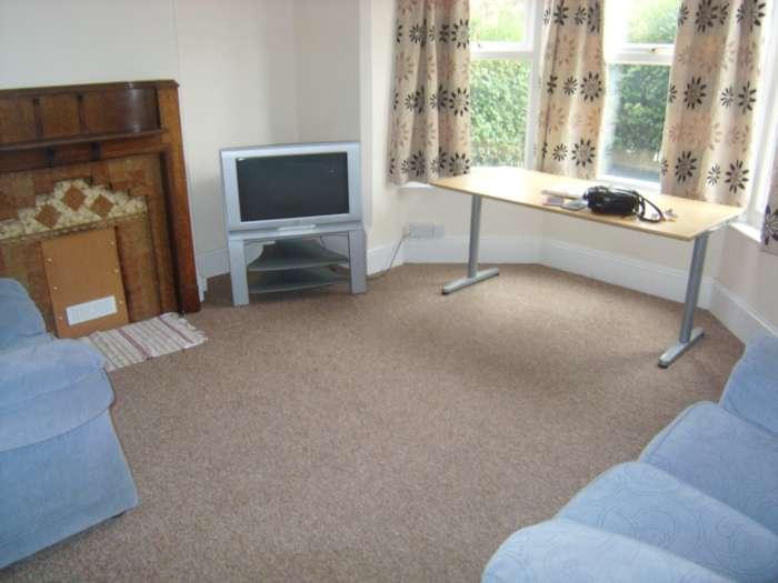 2 bedroom flat to rent in College Road, Earley, RG6